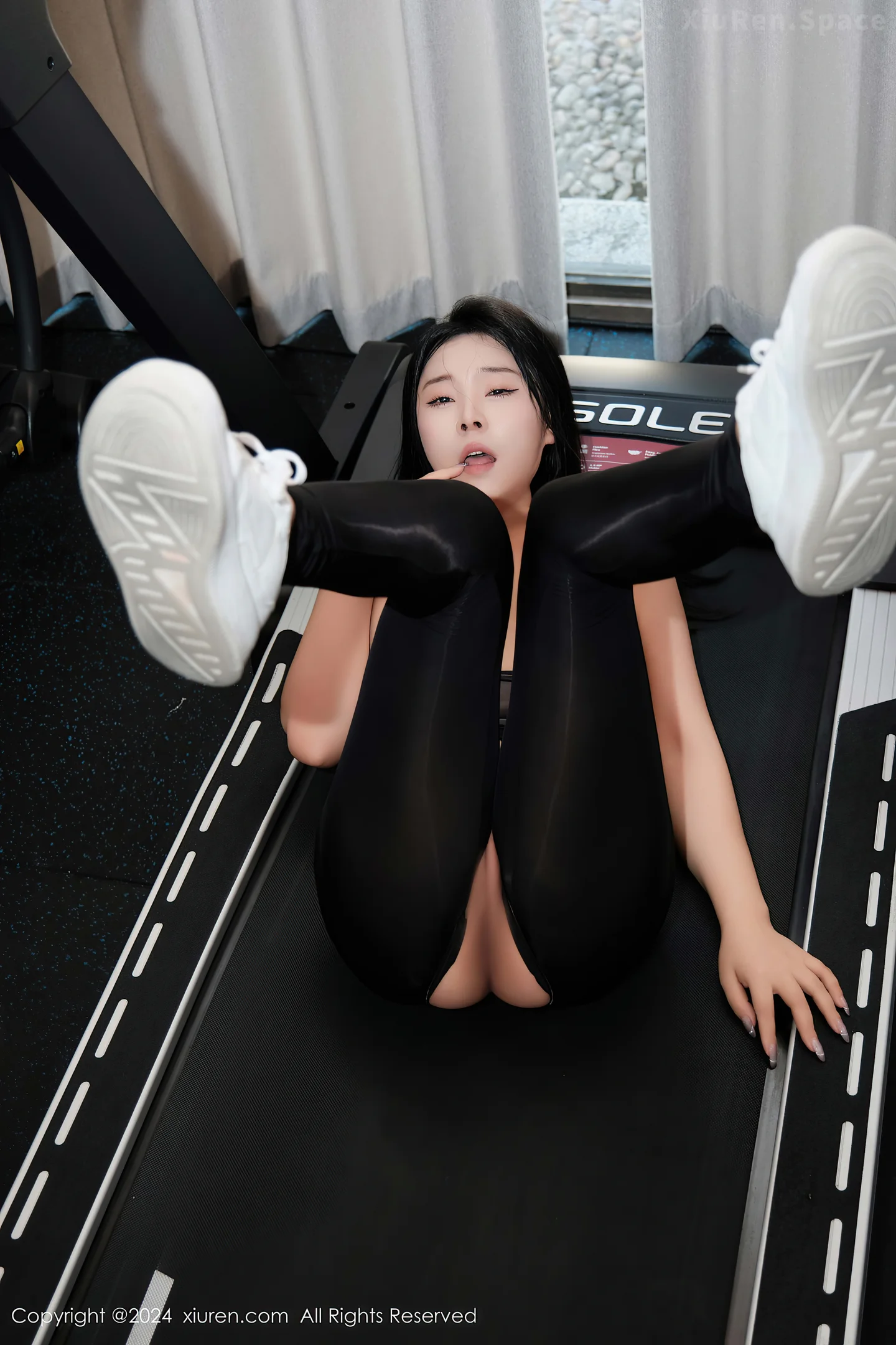 图片[5]-[XiuRen秀人网] VOL.9540 模特麦田健身房场景性感灰色运动衣配黑丝裤袜秀丰满身材诱惑写真84P-秀人网官方网站